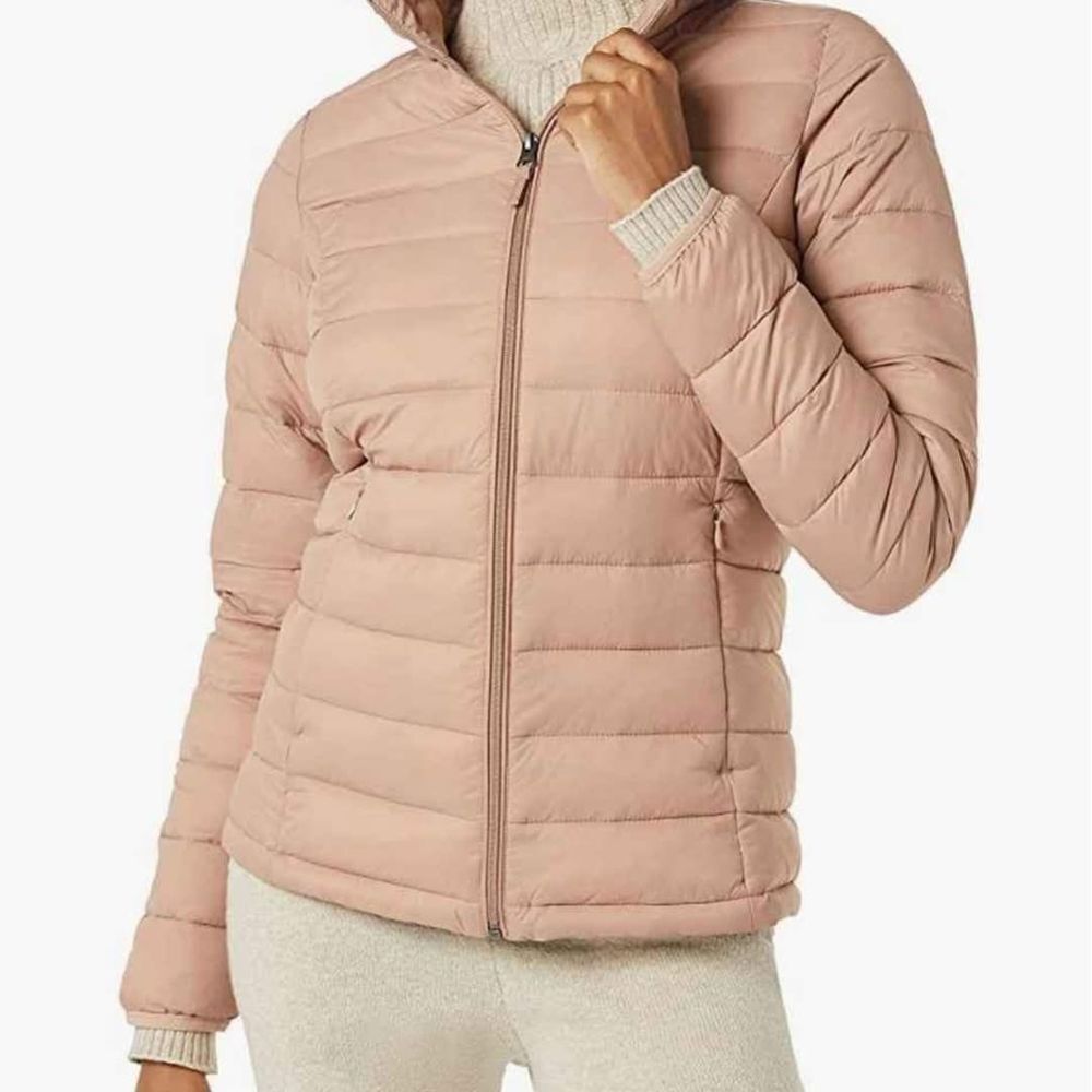 Amazon Essentials Women's Lightweight Long-Sleeve Water-Resistant Puffer Jacket